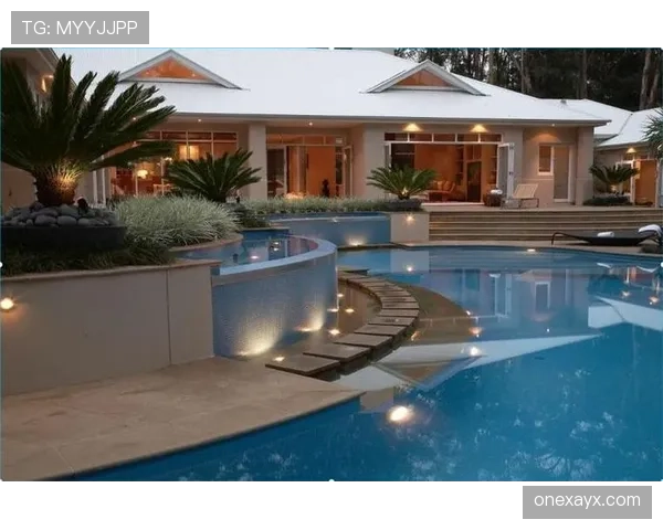 瑞安·洛赫特家里泳池比别人家客厅还大，训练完直接开香槟泡澡